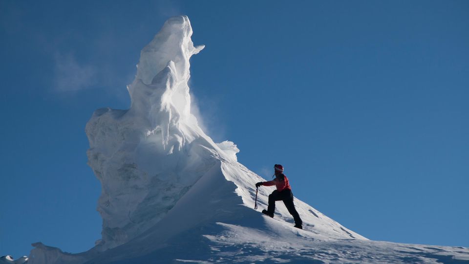 Am antarktischen Vulkan Mount Erebus erkundete Alexander Gerst früher als Geophysiker unter anderem bizarre Schneeskulpturen, die am Kraterrand aus gefrorenem Dampf entstehen.