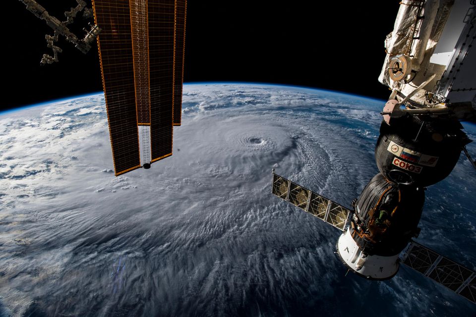 Von der ISS aus können die Raumfahrer gigantische Wirbelstürme verfolgen – und mit ihren Aufnahmen Forschern am Boden helfen, den Verlauf dieser Wettersysteme vorherzuberechnen.