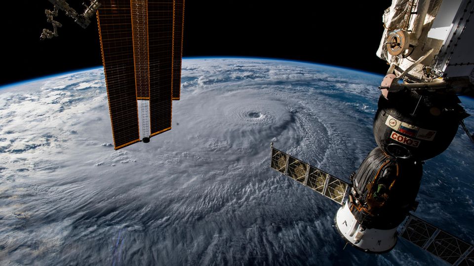 Von der ISS aus können die Raumfahrer gigantische Wirbelstürme verfolgen – und mit ihren Aufnahmen Forschern am Boden helfen, den Verlauf dieser Wettersysteme vorherzuberechnen.