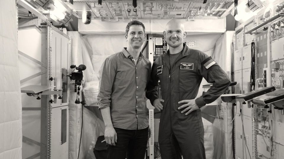Die Autoren: ESA-Astronaut Alexander Gerst (rechts) und GEO-Expeditionsreporter Lars Abromeit