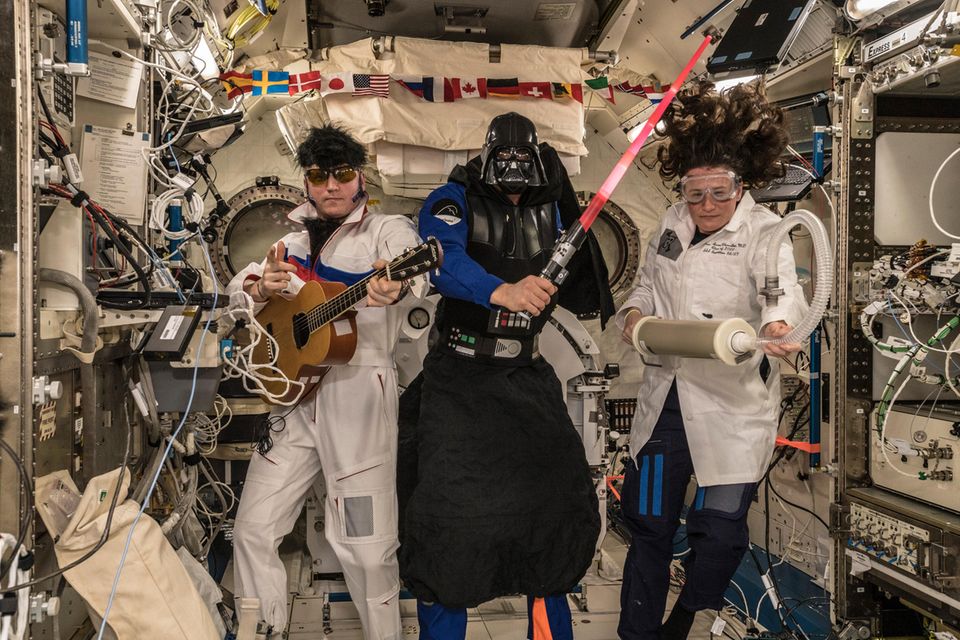 Von Traumorten und Gefahren: Halloween im All: ISS-Kommandant Alexander Gerst (Mitte) unterbricht gemeinsam mit Sergey Prokopyev (links) und Serena Auñón-Chancellor (rechts) kurz den Arbeitsalltag im Schwebelabor Halloween im All: ISS-Kommandant Alexander Gerst (Mitte) unterbricht gemeinsam mit Sergey Prokopyev (links) und Serena Auñón-Chancellor (rechts) kurz den Arbeitsalltag im Schwebelabor