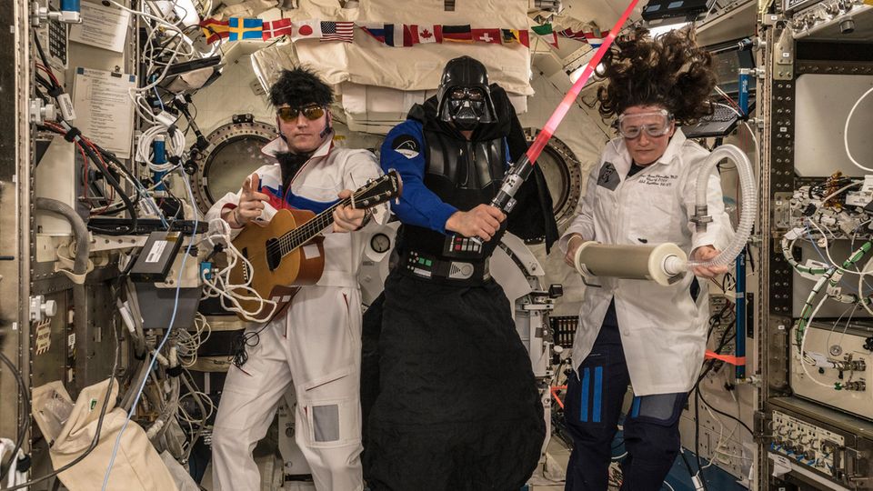 Halloween im All: ISS-Kommandant Alexander Gerst (Mitte) unterbricht gemeinsam mit Sergey Prokopyev (links) und Serena Auñón-Chancellor (rechts) kurz den Arbeitsalltag im Schwebelabor