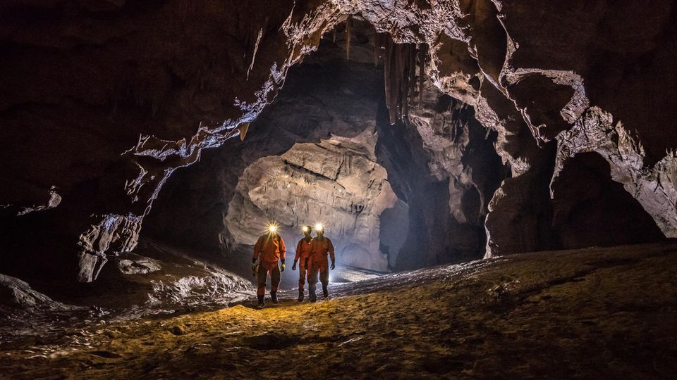 In einem slowenischen Höhlensystem nimmt Alexander Gerst 2019 an einem Trainingsprogramm der ESA zur Vorbereitung von neuen Missionen zu fremden Himmelskörpern im All teil.