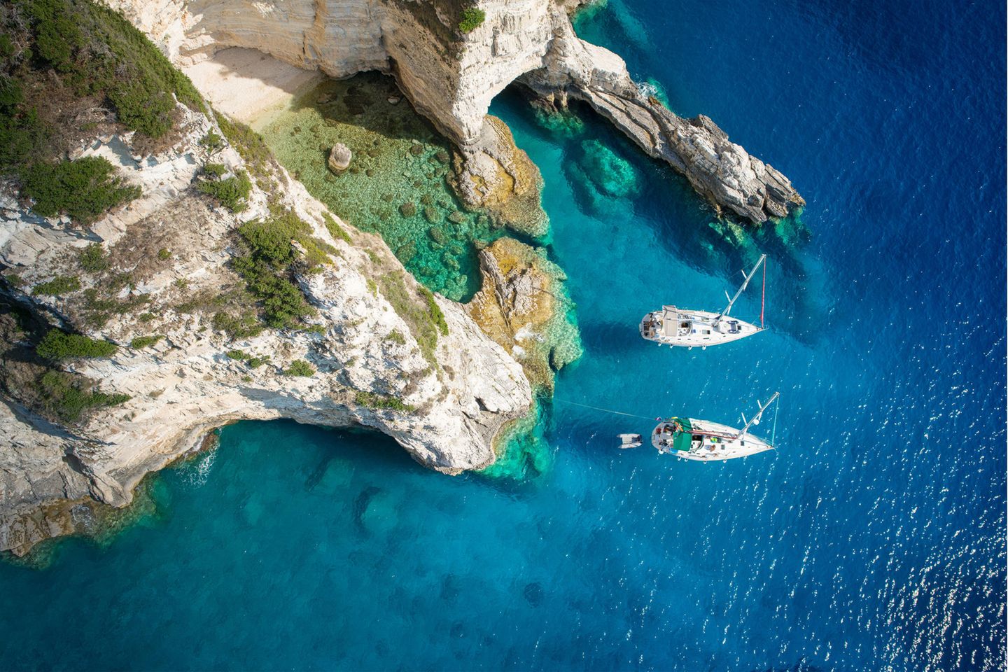 9. Weil man hier blaue Wunder erleben kann Segelboote auf Paxos
