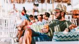Mann trinkt Eiskaffee in einer Beach-Bar