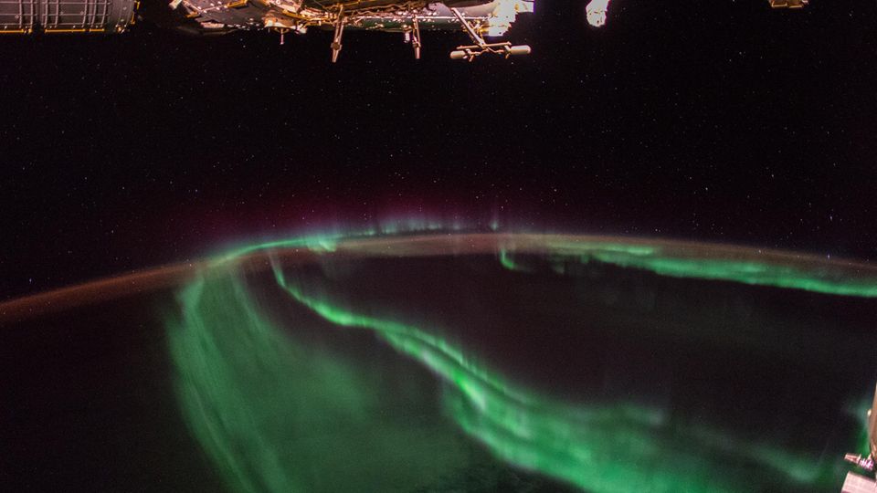 Polarlichter zu beobachten, war für die Entdecker von Arktis und Antarktis einst ebenso faszinierend, wie es heute für Astronauten der ISS ist