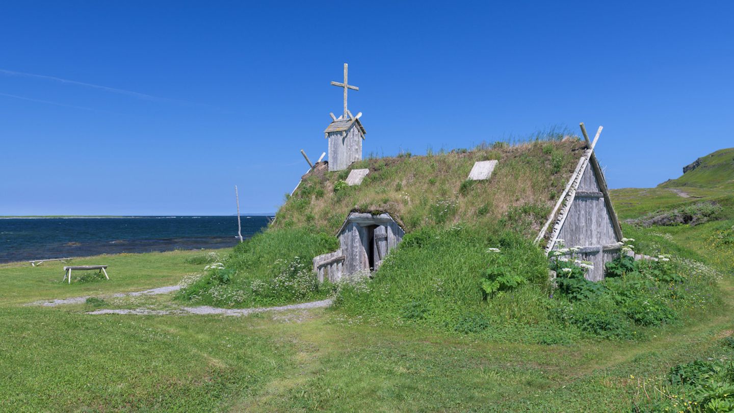 Rekonstruiertes Gebäude aus der Wikingerzeit neben der Stätte von L'Anse aux Meadows