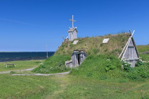 Rekonstruiertes Gebäude aus der Wikingerzeit neben der Stätte von L'Anse aux Meadows