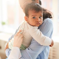 Mutter mit Kind im Kinderkrankenhaus