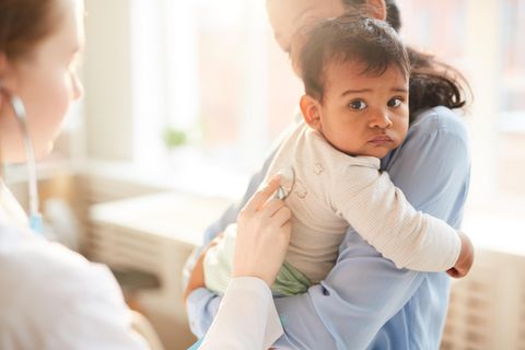 Mutter mit Kind im Kinderkrankenhaus
