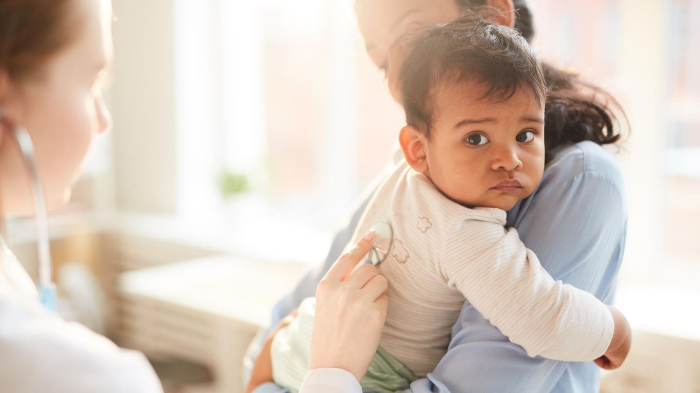 Mutter mit Kind im Kinderkrankenhaus
