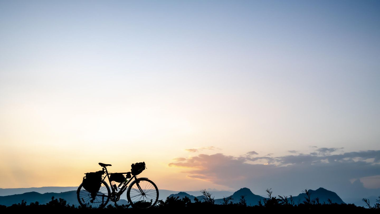 Bikepacking führt oft mitten in die Natur - dort sollten sich Radfahrer aber auch zu verhalten und benehmen wissen