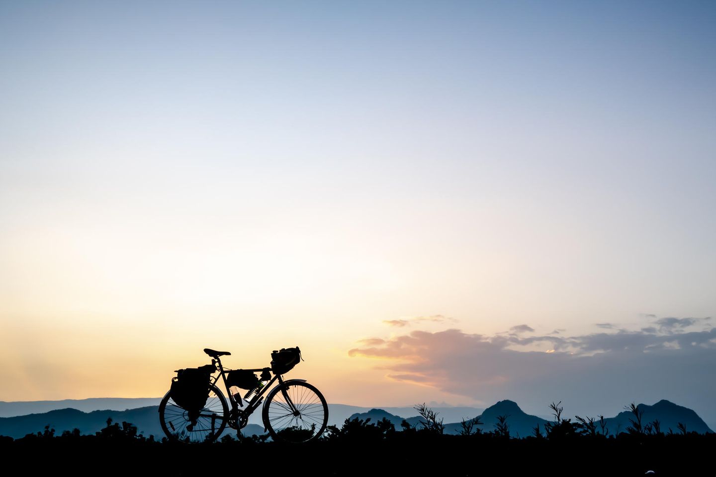 Bikepacking führt oft mitten in die Natur - dort sollten sich Radfahrer aber auch zu verhalten und benehmen wissen