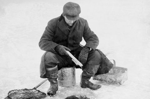 Beinfreiheit ade! Gummistiefel sind untenrum ein Muss, nicht nur für Eisfischer (hier um 1910)