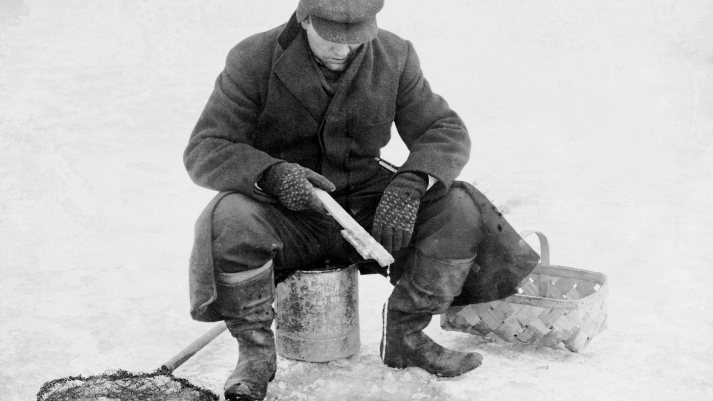 Beinfreiheit ade! Gummistiefel sind untenrum ein Muss, nicht nur für Eisfischer (hier um 1910)