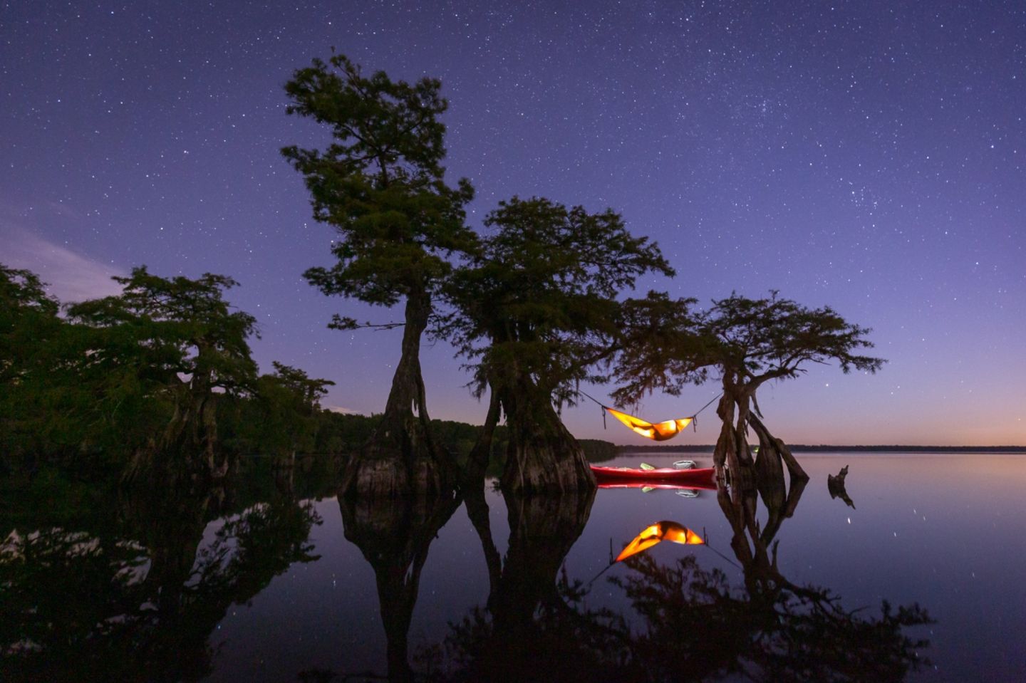 Siena International Photo Awards: Mac Stone fotografiert leidenschaftlich gerne Feuchtgebiete und Sumpflandschaften, um der ganzen Welt die Schönheit dieser Landschaftsformen zu zeigen. Wenn er auf mehrtägigen Erkundungstouren durch die Natur streift, ist ein trockener Untergrund zum Schlafen in der Nacht nur schwer zu finden. Am liebsten schläft er daher in einer Hängematte – auch, um sich vor lauernden Alligatoren zu schützen. Der US-Amerikaner wurde für sein Selbstporträt mit dem zweiten Preis in der Kategorie "Reisen und Abenteuer" ausgezeichnet Mac Stone fotografiert leidenschaftlich gerne Feuchtgebiete und Sumpflandschaften, um der ganzen Welt die Schönheit dieser Landschaftsformen zu zeigen. Wenn er auf mehrtägigen Erkundungstouren durch die Natur streift, ist ein trockener Untergrund zum Schlafen in der Nacht nur schwer zu finden. Am liebsten schläft er daher in einer Hängematte – auch, um sich über lauernden Alligatoren zu schützen. Der US-Amerikaner wurde für sein Selbstporträt mit dem zweiten Preis in der Kategorie "Reisen und Abenteuer" ausgezeichnet