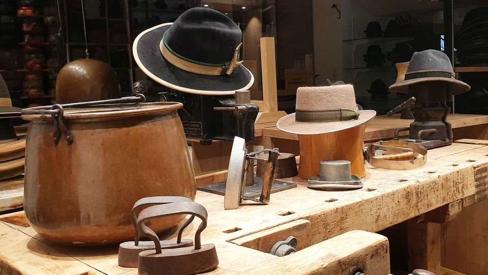 Hüte in einem Schaufenster in Regensburg