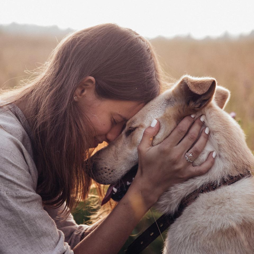 Junge Frau mit ihrem Hund