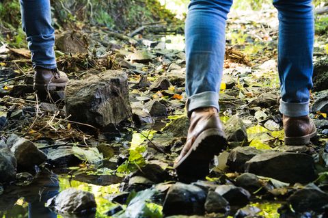Ein trockener Sommer hat den Fluss in einen Bach verwandelt. Aber brachten Pfützen nicht schon in Kindertagen Spaß?