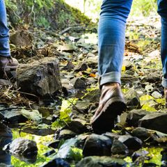 Ein trockener Sommer hat den Fluss in einen Bach verwandelt. Aber brachten Pfützen nicht schon in Kindertagen Spaß?