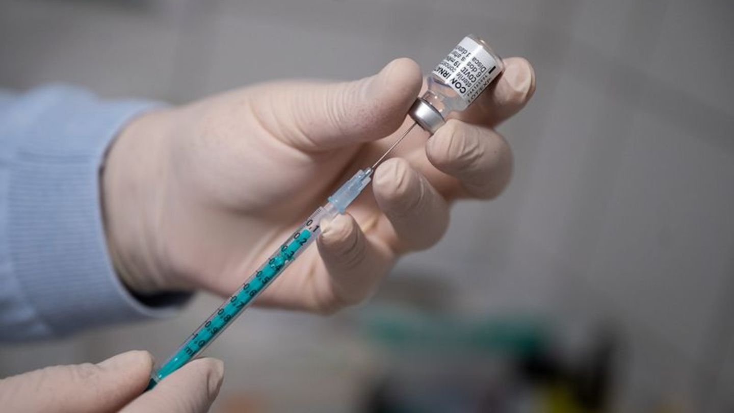 Ein Arzt zieht in einer Hausarztpraxis eine Spritze mit dem Impfstoff von Pfizer/Biontech auf. Ein Beratergremium der US-Arzneimittelbehörde FDA hat sich für eine Notfallzulassung für Kinder zwischen fünf und elf Jahren ausgesprochen. Foto: Sebastian Gollnow/dpa Ein Arzt zieht in einer Hausarztpraxis eine Spritze mit dem Impfstoff von Pfizer/Biontech auf