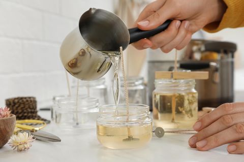 Kerzen selber machen mit flüssigem Wachs