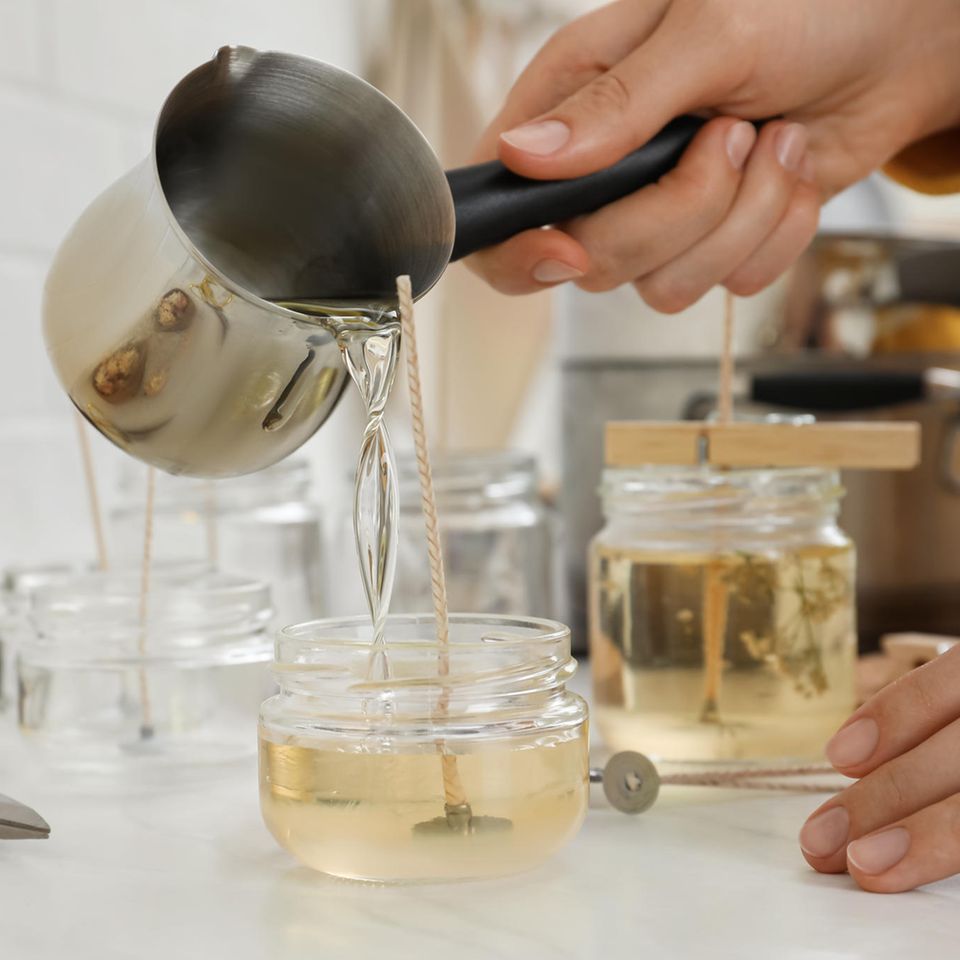 Kerzen selber machen mit flüssigem Wachs