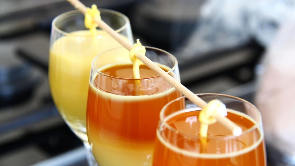 Ein Holzstab stabilisiert den Docht der Kerzen