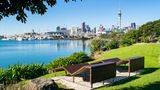 Holzbänke im Waterfront Park, Auckland