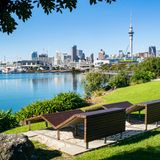 Holzbänke im Waterfront Park, Auckland