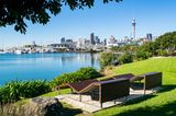 Holzbänke im Waterfront Park, Auckland