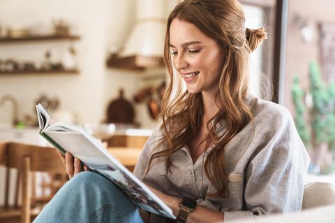 Eine Frau liest ein Buch