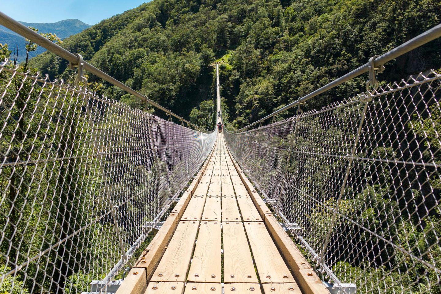 Blick auf die tibetanische Hängebrücke bei Monte C