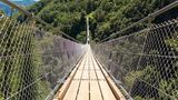 Blick auf die tibetanische Hängebrücke bei Monte C