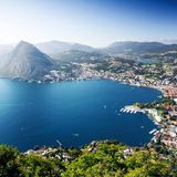 Blick auf die Stadt Lugano und den See im Kanton Tessin
