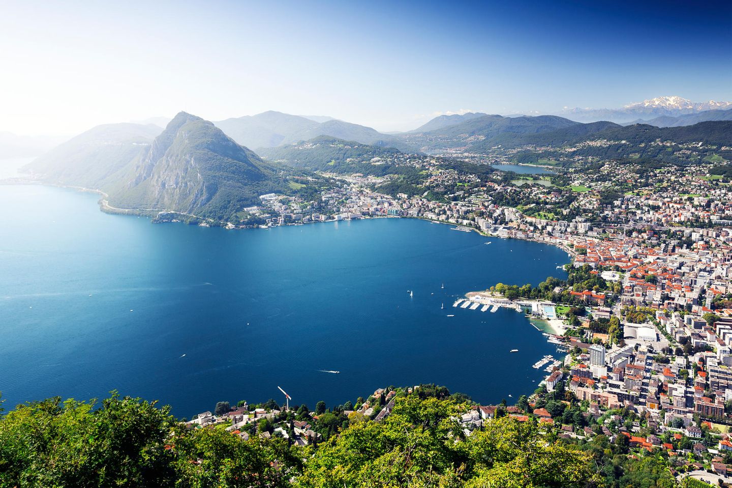 Blick auf die Stadt Lugano und den See im Kanton Tessin