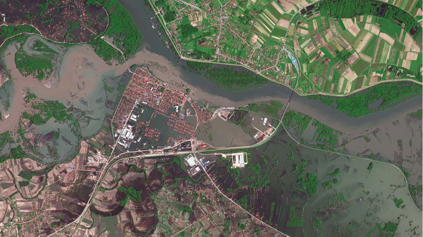 Zu viel Wasser: Starkregen und Überflutungen nehmen zu Fluss tritt über das Ufer