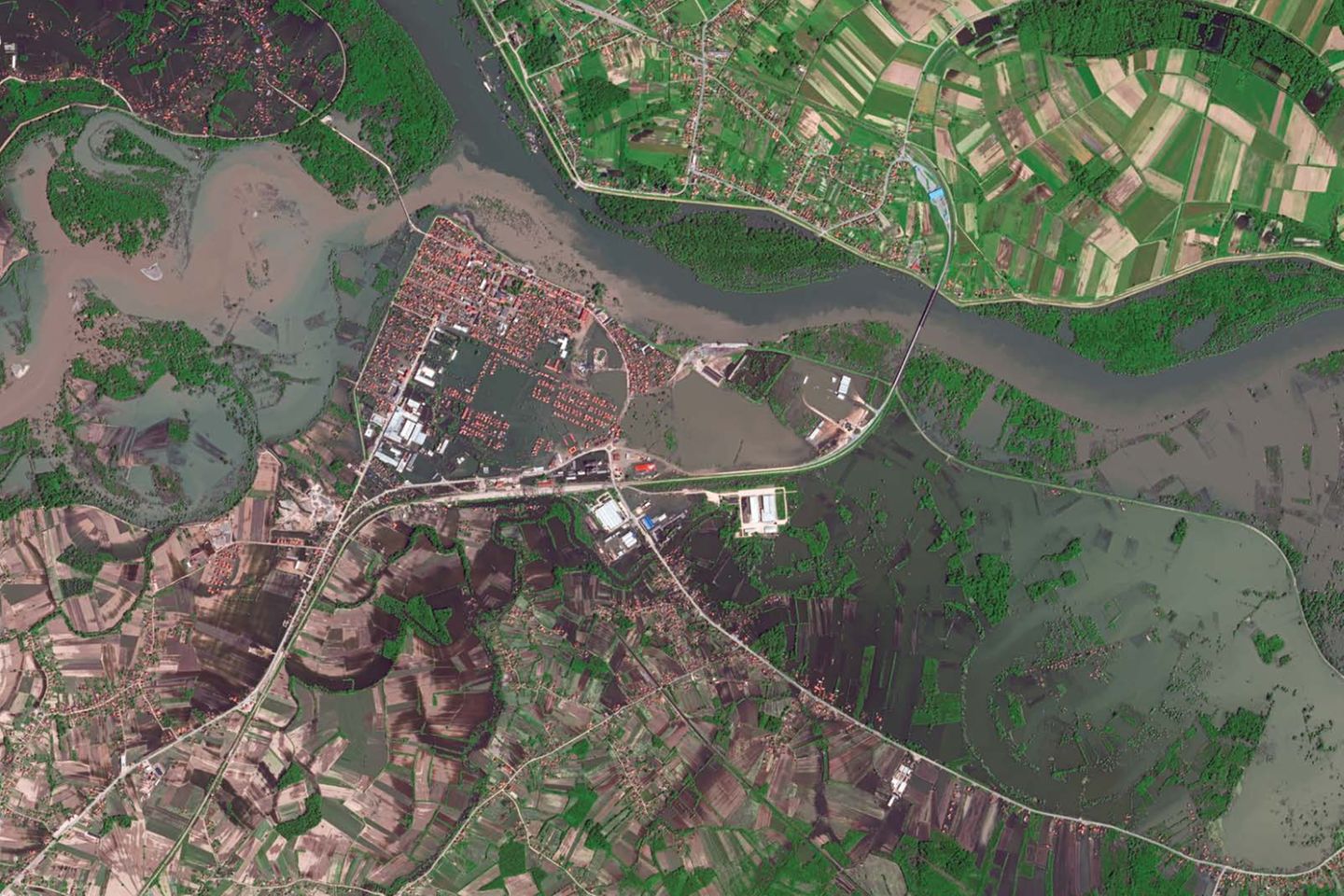 Zu viel Wasser: Starkregen und Überflutungen nehmen zu Fluss tritt über das Ufer