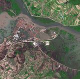 Fluss tritt über das Ufer