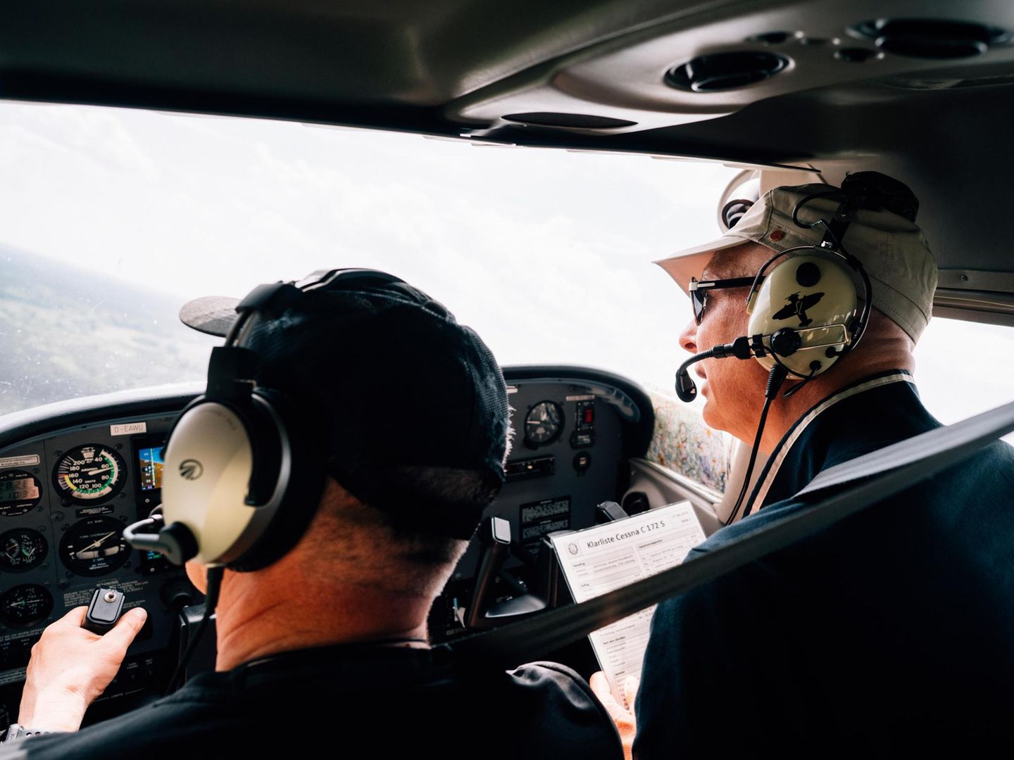 Pilot Rudy und Passagier Nicolai im Cockpit