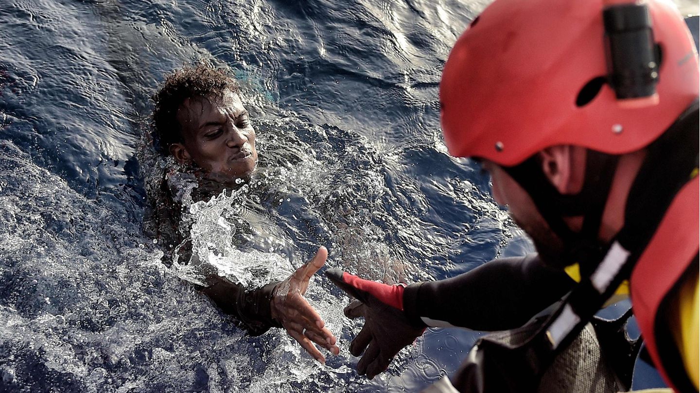 Vor der Küste Libyens erreicht ein in Seenot geratener Migrant am 3. Oktober 2016 die rettende Hand. Die Bereitschaft, auch Fremden zu helfen, zeichnet den Menschen vor allen anderen Spezies aus
