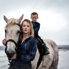 Danielle MacGillivray hatte schon ein Visum für Australien beantragt, da wurde sie schwanger. Jetzt lebt sie mit ihrem Sohn Peter auf der Insel Benbecula. Und ist stolz darauf, dass sie das Geschäft ihrer Eltern in vierter Generation weiterführt