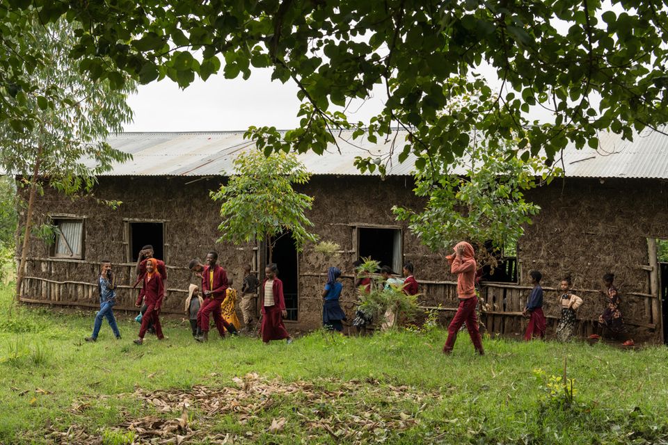 180 Kinder besuchen die Grundschule der Gemeinde Shomba-Sheka. Erbaut wurde sie vor elf Jahren von Gemeindemitgliedern. Sanitäre Anlagen gibt es nicht. Nur ein Plumpsklo, das jedes Jahr neu gegraben werden muss