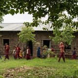 Trotz Schulpflicht haben 2021 in Shomba-Sheika 19% der Schülerinnen und Schüler den Schulbesuch abgebrochen. Denn es fehlt an allem: sanitären Anlagen, Büchern, Bänken, Toiletten. 5 Kinder teilen sich ein Buch und eine Bank; manche müssen auf dem Boden sitzen. Dabei wird schon in zwei Schichten unterrichtet