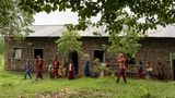 Trotz Schulpflicht haben 2021 in Shomba-Sheika 19% der Schülerinnen und Schüler den Schulbesuch abgebrochen. Denn es fehlt an allem: sanitären Anlagen, Büchern, Bänken, Toiletten. 5 Kinder teilen sich ein Buch und eine Bank; manche müssen auf dem Boden sitzen. Dabei wird schon in zwei Schichten unterrichtet