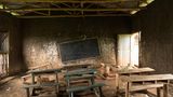 Nackter Lehmboden, löchrige Wände, kaputte Bänke: Den Familien fehlt das Geld, die Gemeindeschule zu sanieren. Der Staat zahlt nur für die 20 Lehrer*innen und Lehrbücher