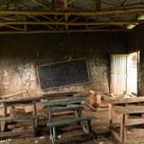 Nackter Lehmboden, löchrige Wände, kaputte Bänke: Den Familien fehlt das Geld, die Gemeindeschule zu sanieren. Der Staat zahlt nur für die 20 Lehrer*innen und Lehrbücher