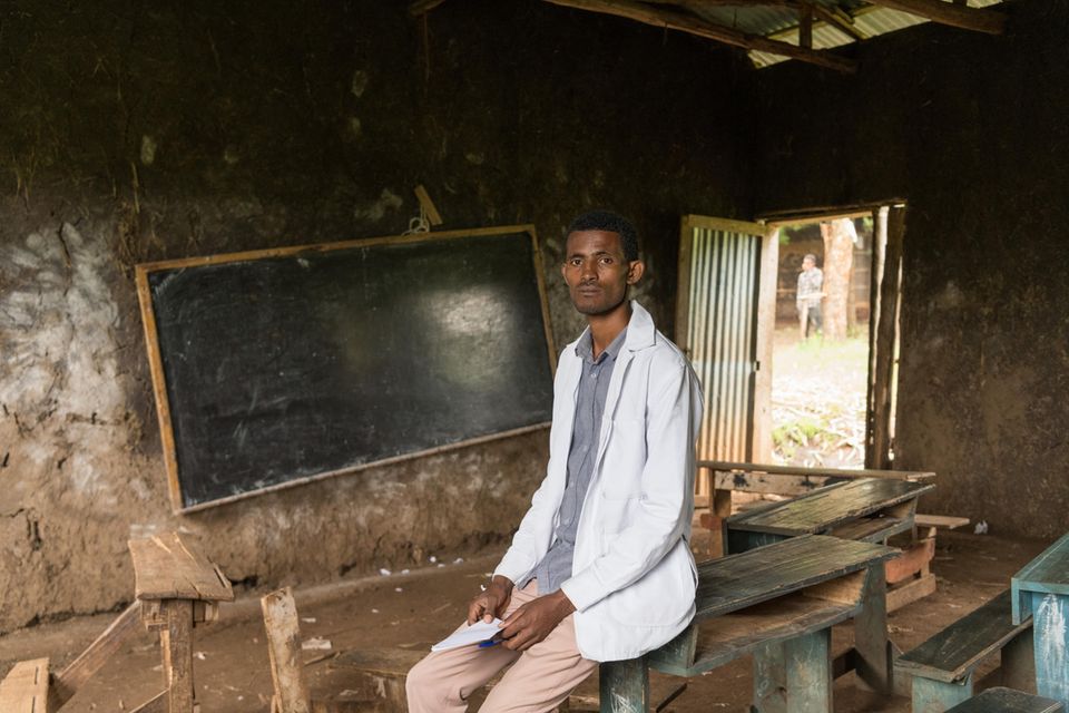 Stand 2021: Kifle Assefa ist Direktor der Grundschule Shomba-Sheika. Wenn sie nicht von der Gemeinde in Stand gesetzt wird, droht die Schließung - und damit für viele Kinder ein Schulweg von bis zu zwei Stunden