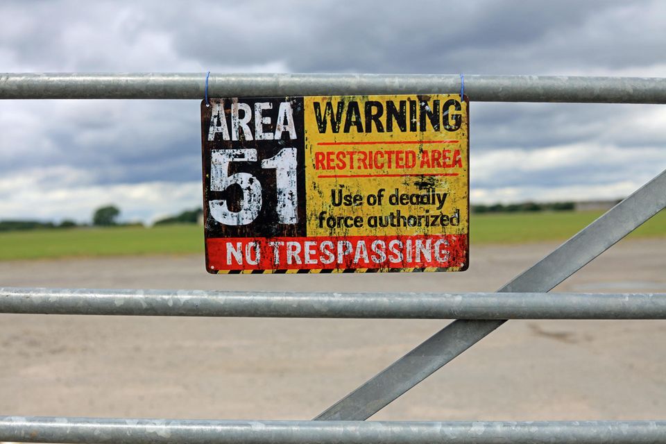 Schild an der Area 51 / Credit: dean - Adobe Stock