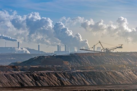 Der Braunkohle-Tagebau Garzweiler I in Nordrhein-Westfalen. Für eine Erweiterung werden zurzeit weitere Dörfer abgebaggert